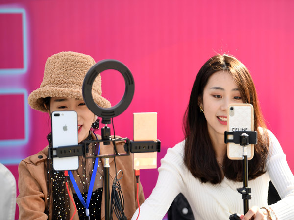 年会策划新趋势：线上直播与多地联动技术方案